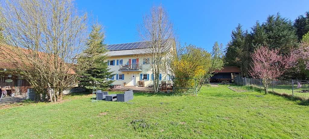 Immobilie in Neufraunhofen - EEK A: Großes Einfamilienhaus mit Anbau  und 5.600qm Grund in absoluter Alleinlage Nähe Velden! - Bild 1