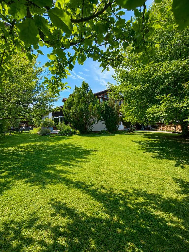 Immobilie in Raubling - Ein Zuhause mit Herz, Großzügiges Familienhaus auf traumhaften Grundstück und Alpennähe - Bild 3
