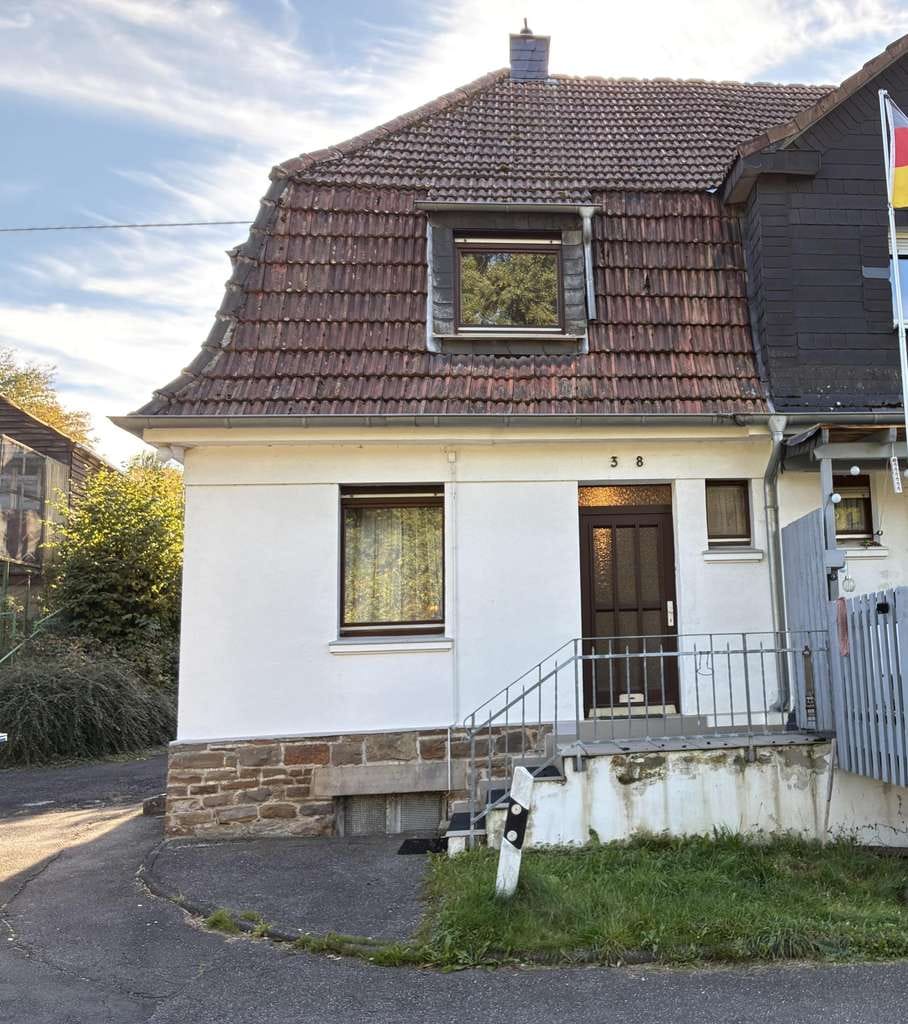 Immobilie in Katzwinkel (Sieg) - Reihenendhaus (teilmodernisiert)  auf großem Grundstück   - Bild 1