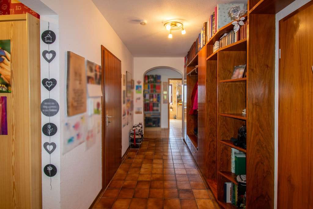 Immobilie in Tiefenbronn - Gepflegtes Zweifamilienhaus mit Garten, zwei Garagen & vermieteter Einheit in ruhiger Wohnlage - Bild 1