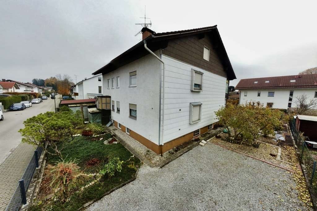 Immobilie in Großkarolinenfeld - Großes Zweifamilienhaus mit Potential in begehrter Wohnlage 
Verkauf mit Rückvermietung - Bild 0