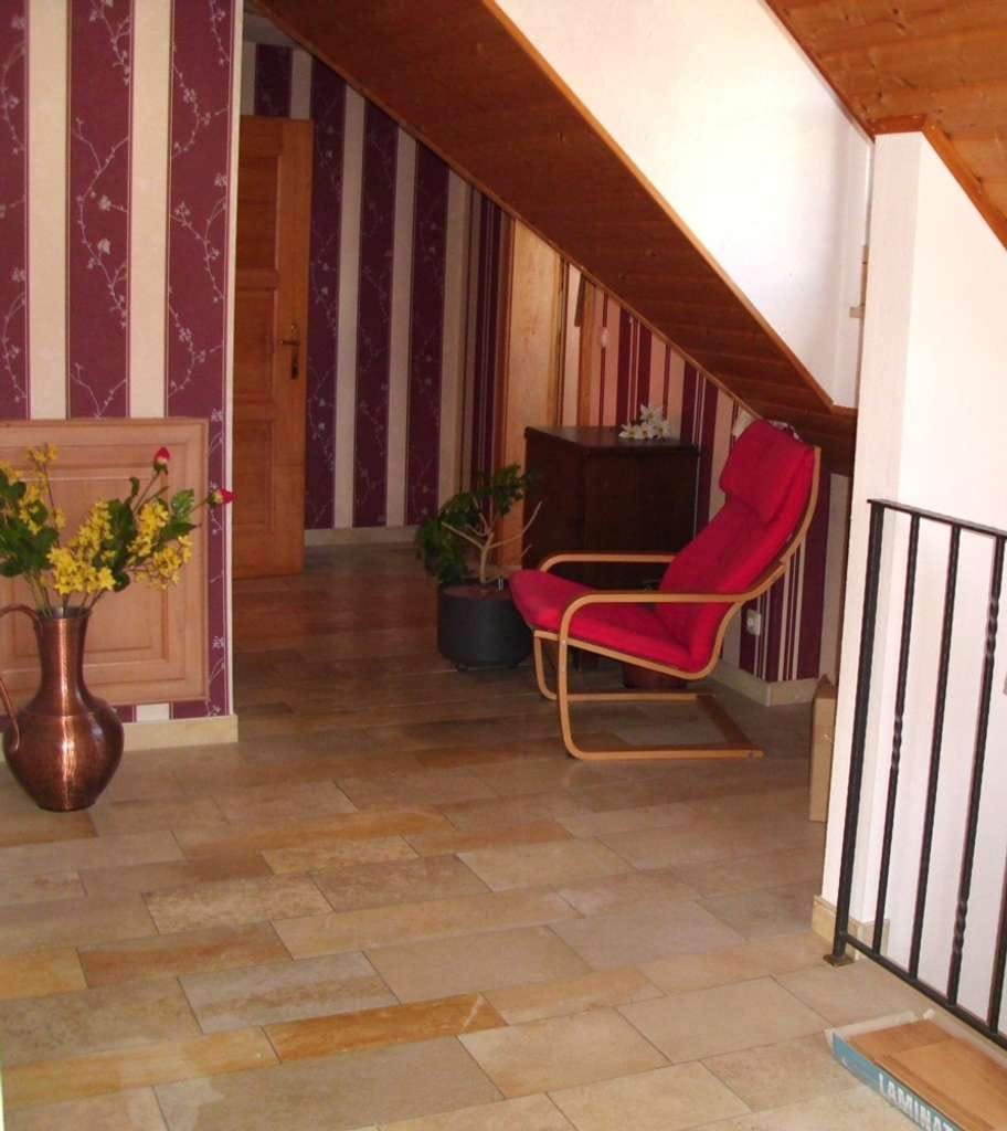 Immobilie in Geiselwind - Großes Einfamilienhaus mit effizientem Heizsystem, Doppelgarage und Werkstatt - Bild 3