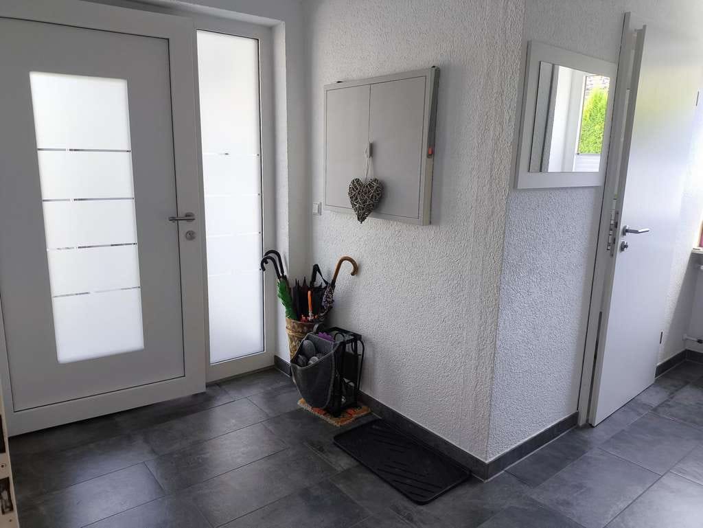 Immobilie in Baiersbronn - Großzügiges Wohnhaus in Klosterreichenbach mit zwei Garagen zu verkaufen - Bild 1