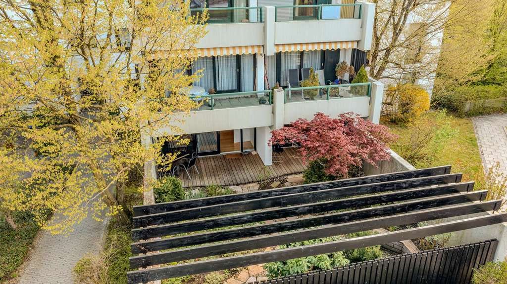 Immobilie in Putzbrunn - FIRSTPLACE - Ihr grünes Refugium: 4-Zi-Gartenwohnung mit Charme in Putzbrunn - Bild 2