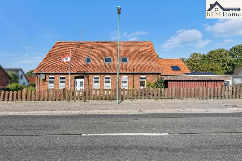 Immobilie in Rehburg-Loccum - Dieses charmante Einfamilienhaus aus dem Jahr 1915 vereint historischen Charakter mit modernem Komfort und bietet auf rund 350 m² Wohnfläche großzügigen Raum für Familie, Freizeit und individuelle... - Bild 4