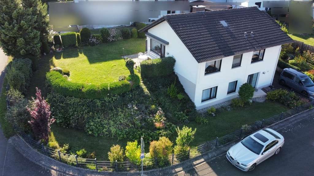 Immobilie in Windesheim - Gepflegtes Einfamilienhaus mit Garage und Garten in Ortsrandlage und Panoramablick  - von privat - - Bild 1