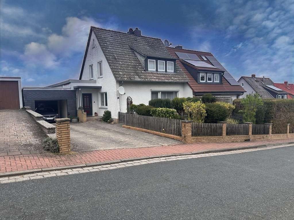 Immobilie in Bad Salzdetfurth - Bad Salzdetfurth-Wesseln: Unterkellerte Doppelhaushälfte mit Garage und großem Garten - Bild 0