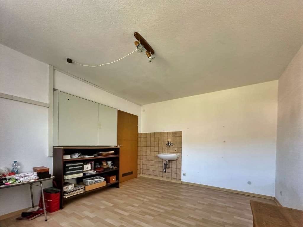 Immobilie in Dettingen an der Erms - Zweifamilienhaus mit Einliegerwohnung, Doppelgarage in ruhiger Sackgasse - Bild 2