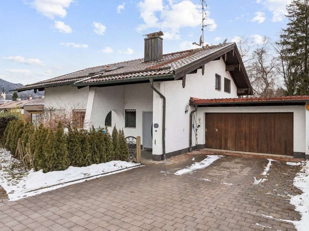 Immobilie in Bernau am Chiemsee - Wohnen, wo andere Urlaub machen– Attraktives, teilvermietetes Zweifamilienhaus in Bernau am Chiemsee - Bild 0