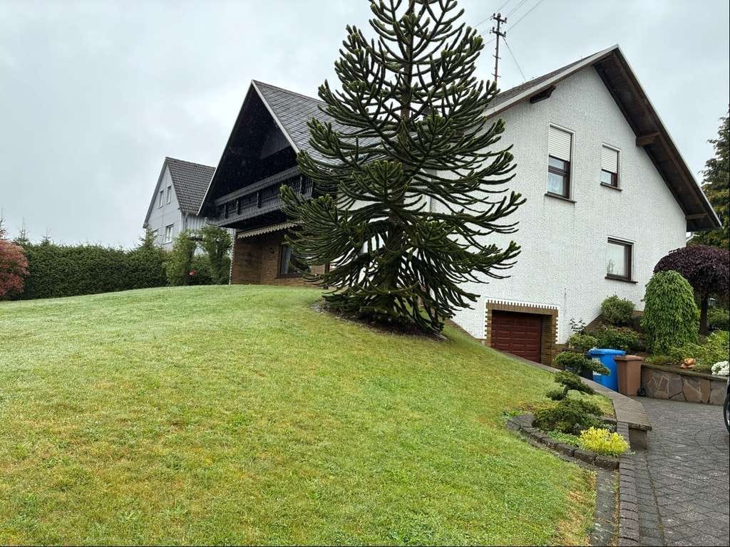 Immobilie in Nauroth - Preisreduzierung - Sie suchen das Besondere ? Großzügiges Wohnhaus mit Gartenparadies  - Bild 2