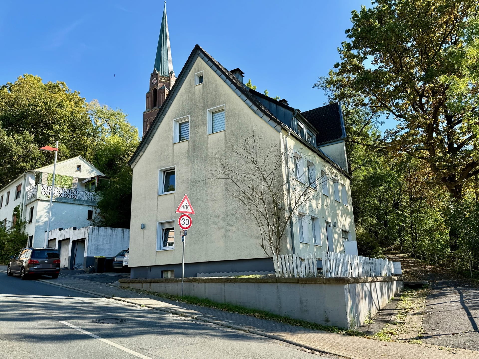 Immobilie in Fröndenberg/Ruhr - Fröndenberg-Mitte: Mehrfamilienhaus mit drei Garagen in zentraler Lage - Komplett vermietet! - Bild 1