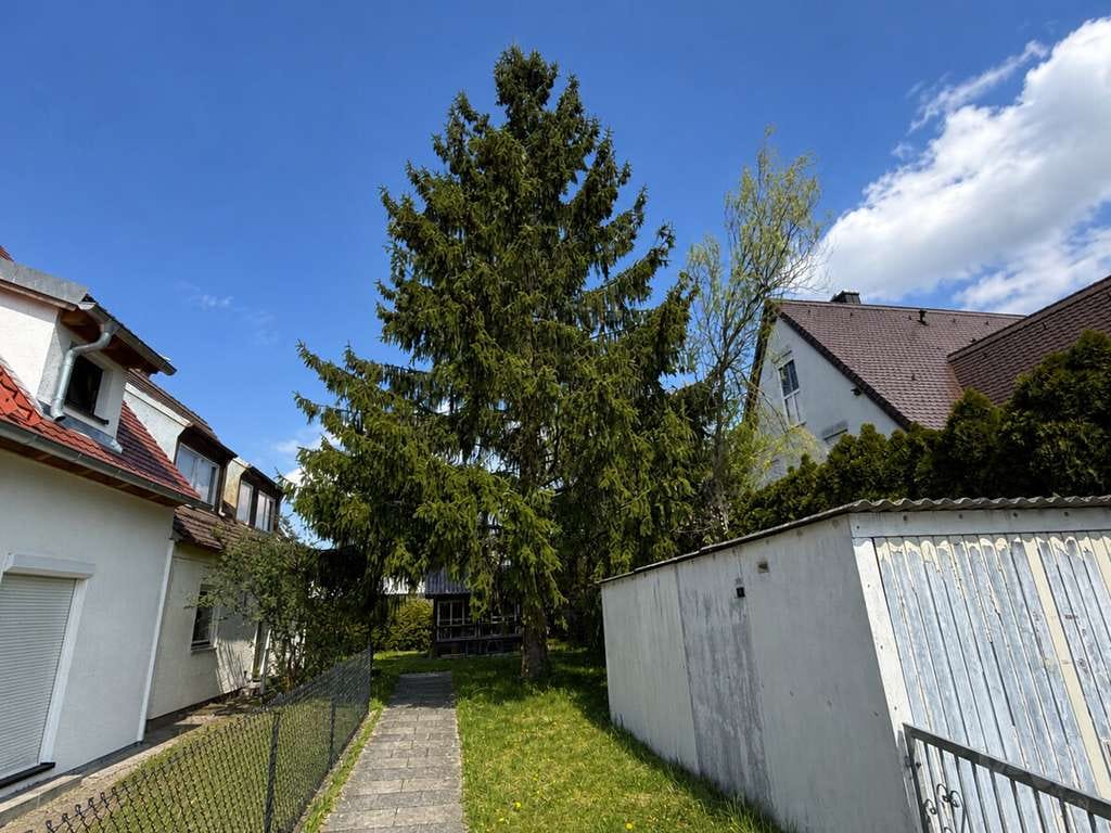 Immobilie in Gilching - Grundstück mit Altbestand – Doppelhaushälfte mit großem Garten und Neubaupotenzial - Bild 3