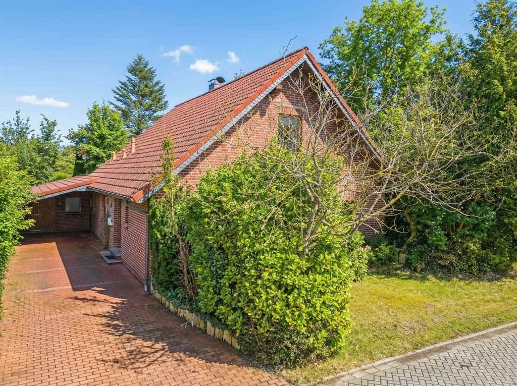 Immobilie in Lütetsburg - Einfamilienhaus mit Holzcharakter in ruhiger Sackgassenlage nahe Golfplatz - Bild 0