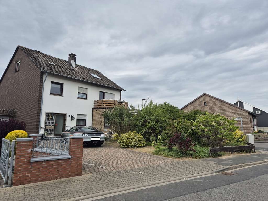 Immobilie in Nörvenich - Heute schon an Später denken! Zweifamilienhaus+DG+Garage + 4 Reihengaragen! - Bild 1