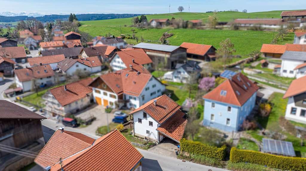 Immobilie in Schwabsoien - Kleines Haus, großes Potenzial: Einfamilienhaus mit Gestaltungsmöglichkeiten - Bild 1