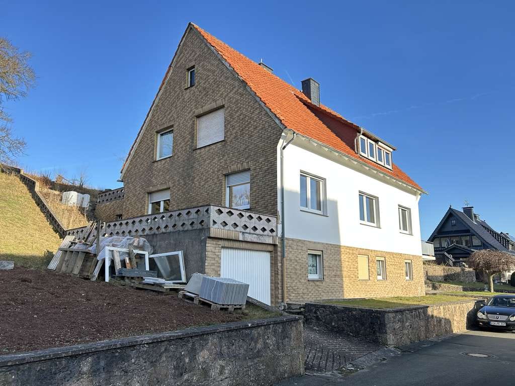 Immobilie in Marsberg - Zweifamilienhaus mit solider Substanz, Garten und Entwicklungspotenzial in Marsberg-Leitmar - Bild 1