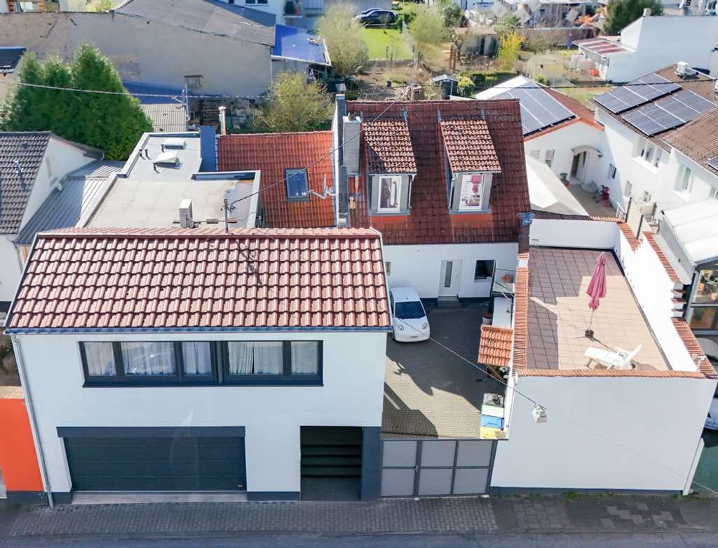 Immobilie in Hofheim am Taunus - Wallau: Eigene "Wohninsel" mit viel Privatsphäre! Hofhaus 270 m², nutzbar auch für 2 Generationen. - Bild 3