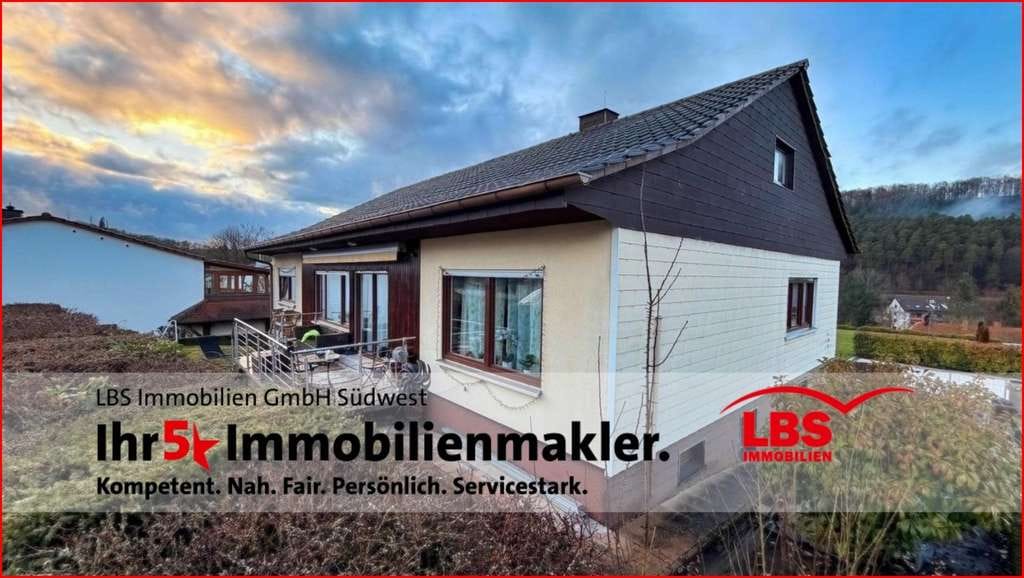 Immobilie in Waldfischbach-Burgalben - Teilrenoviertes Einfamilienhaus mit Einliegerwohnung in Waldfischbach-Burgalben - Bild 0