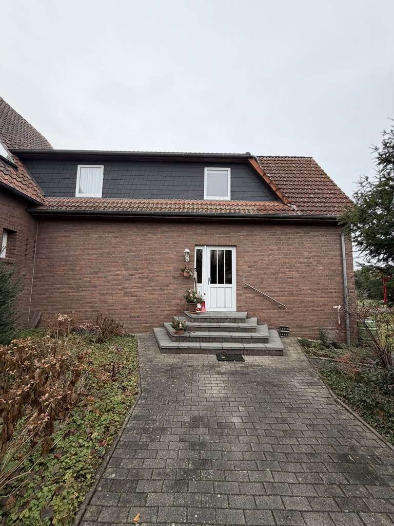 Immobilie in Leiferde - Teilvermietetes Zweifamilienhaus mit riesigem Grundstück - Bebauung möglich! - Bild 1