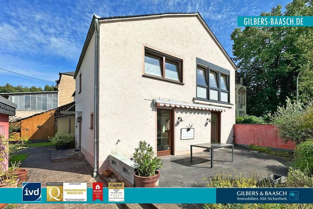 Immobilie in Wiltingen - Großes Einfamilienhaus in Wiltingen mit Carport und Garten sowie vielfältigen Nutzungsmöglichkeiten - Bild 0