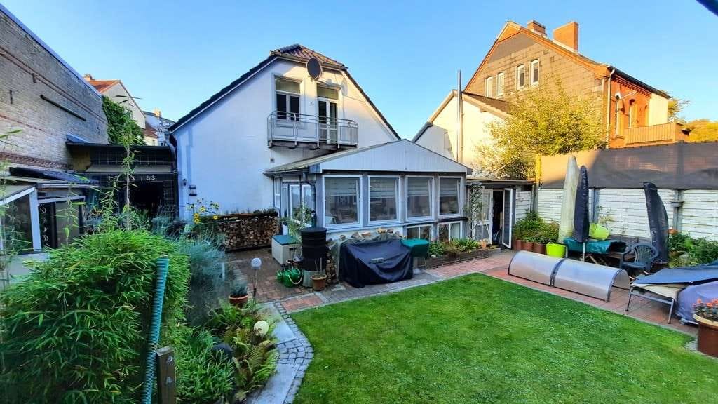 Immobilie in Schleswig - Charme und Charakter inklusive: Teilunterkellertes Wohnhaus mit Wintergarten, Sauna und Swimmingpool - Bild 1