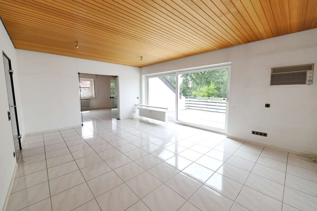 Immobilie in Lage - ==Dachgeschosswohnung mit großzügiger Loggia nahe der Lagenser Innenstadt== - Bild 0