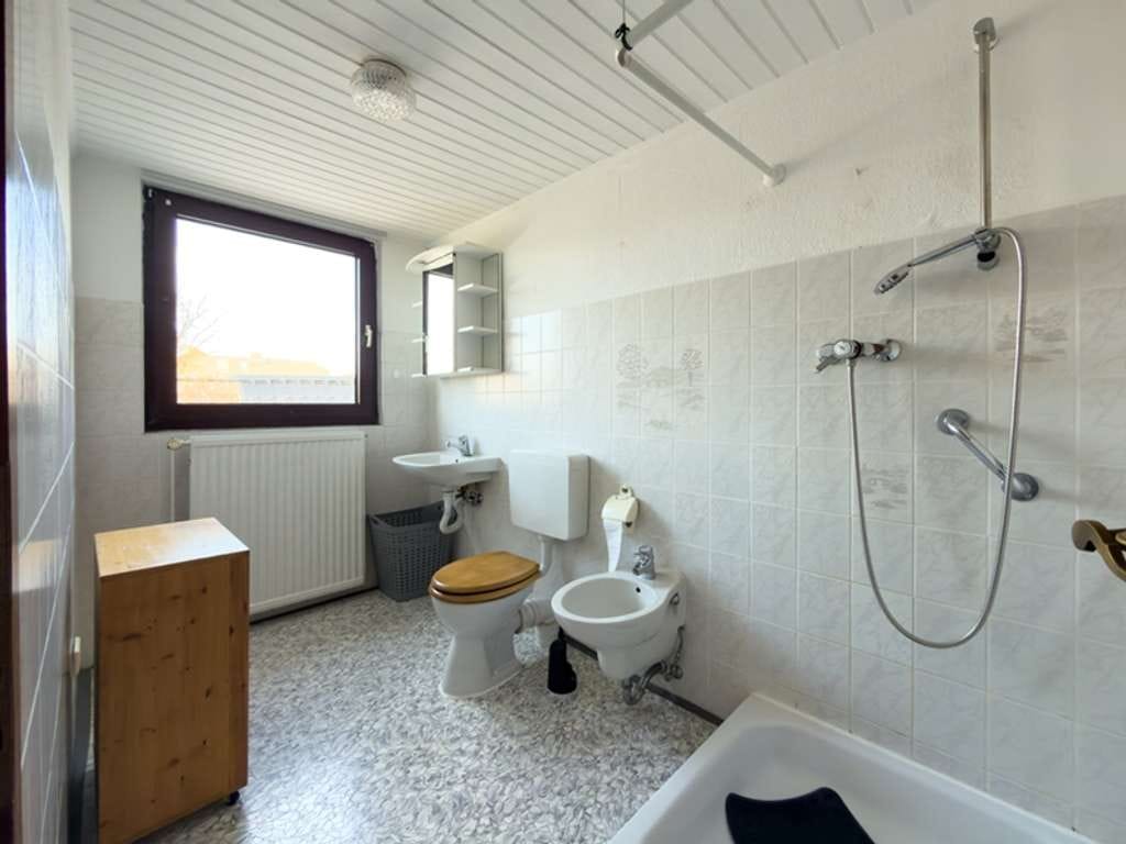 Immobilie in Schenefeld - westimmobilien: Forme Überholtes zum Traum... Teilsaniertes Reihenmittelhaus mit viel Potenzial - Bild 3