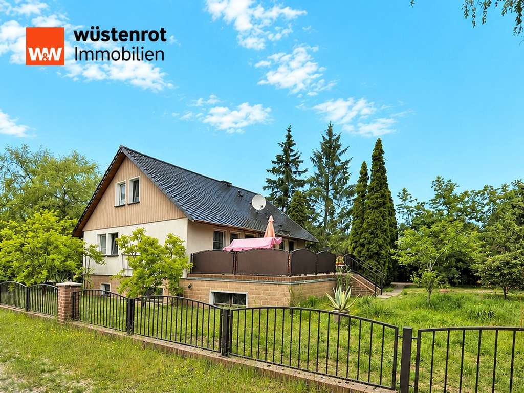 Immobilie in Eggesin - EINFAMILIENHAUS MIT EINBAUKÜCHE + GROSSER TERRASSE + GARAGE + CARPORT + KOMPLETT UNTERKELLERT - Bild 2