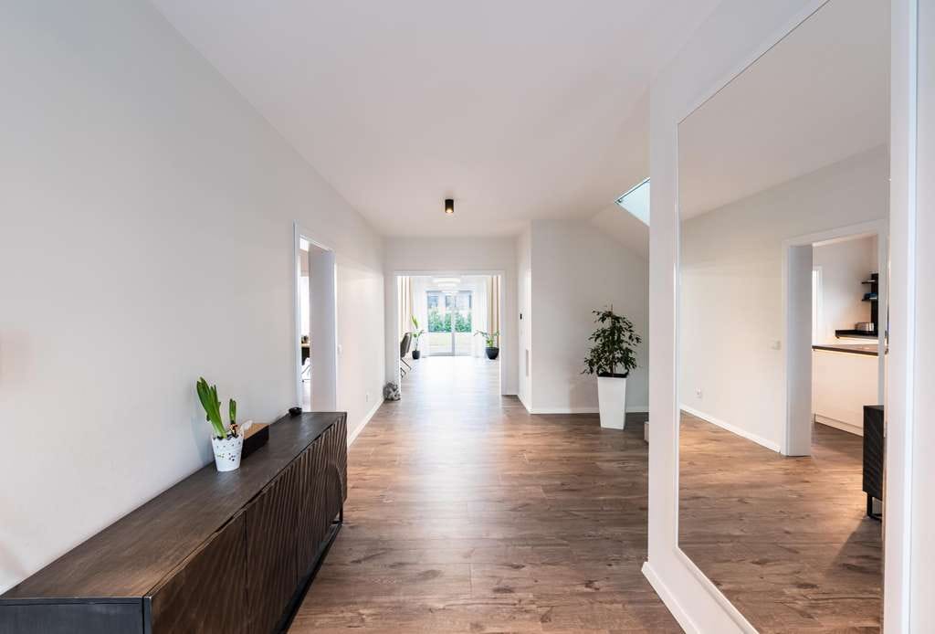Immobilie in Großenkneten - Modernes & neuwertiges Wohnen: Exklusives Einfamillienhaus mit Doppelgarage & Sonnenterasse - Bild 2