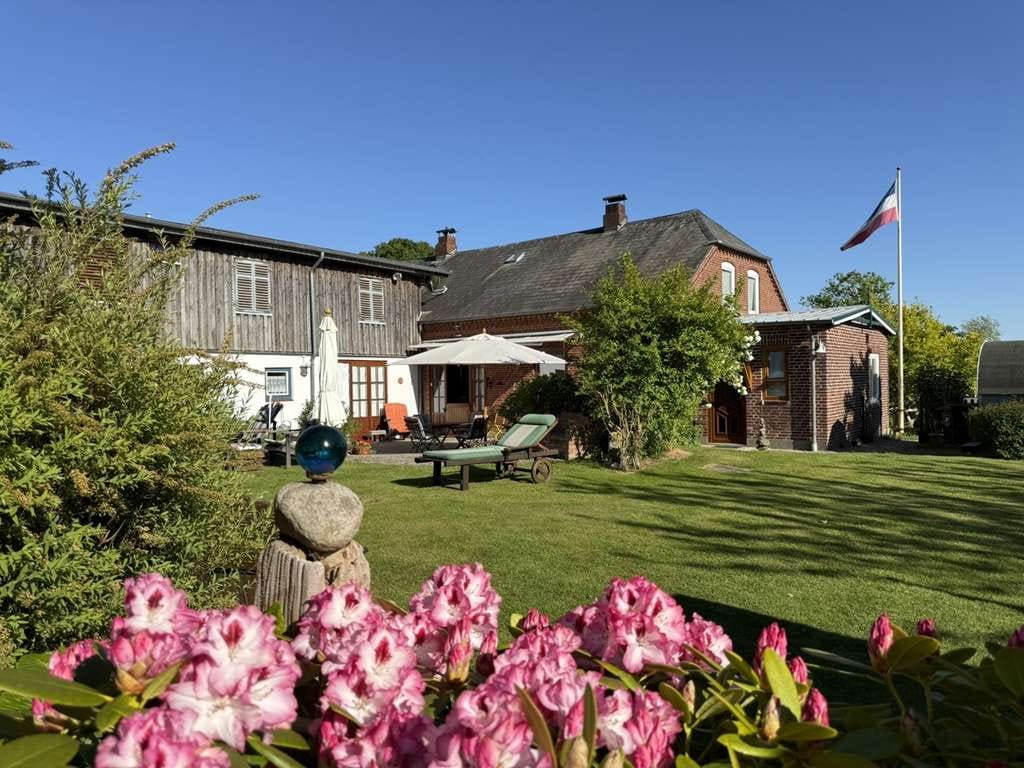 Immobilie in Niesgrau - Landhaus an der Ostsee mit parkähnlichem Garten und Blick auf 
die Geltinger Bucht! - Bild 0