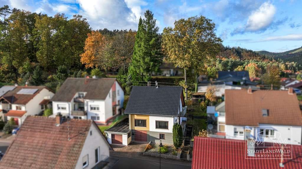 Immobilie in Fischbach bei Dahn - Erhöht wohnen, entspannt leben – Einfamilienhaus mit Fernsicht, Garten und Garagen - Bild 1