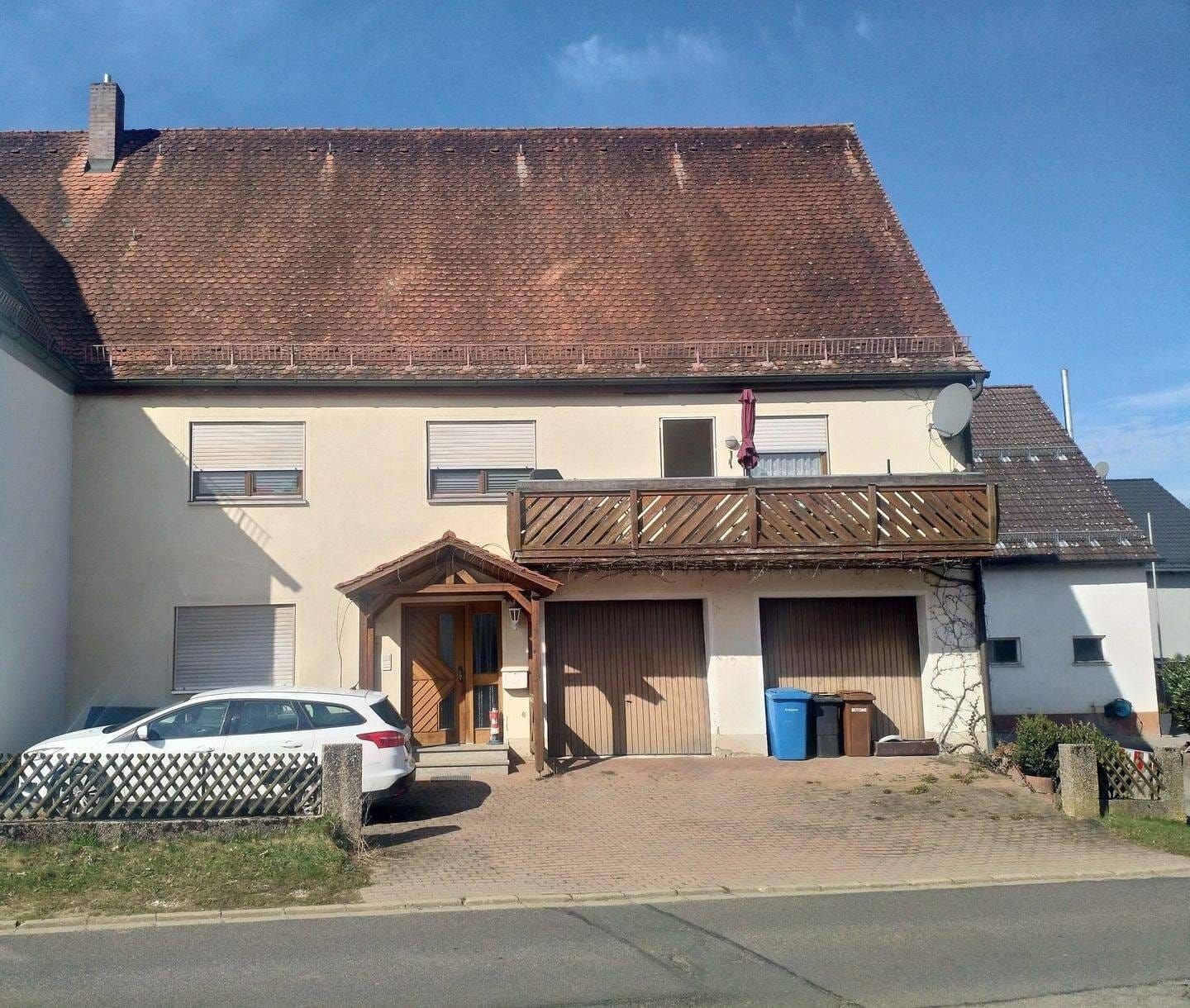 Immobilie in Burgthann - Ein geräumiges Haus, 2 Garagen, kleiner Vorgarten + Ausbaupotential im Dach zum Preis einer Wohnung - Bild 1