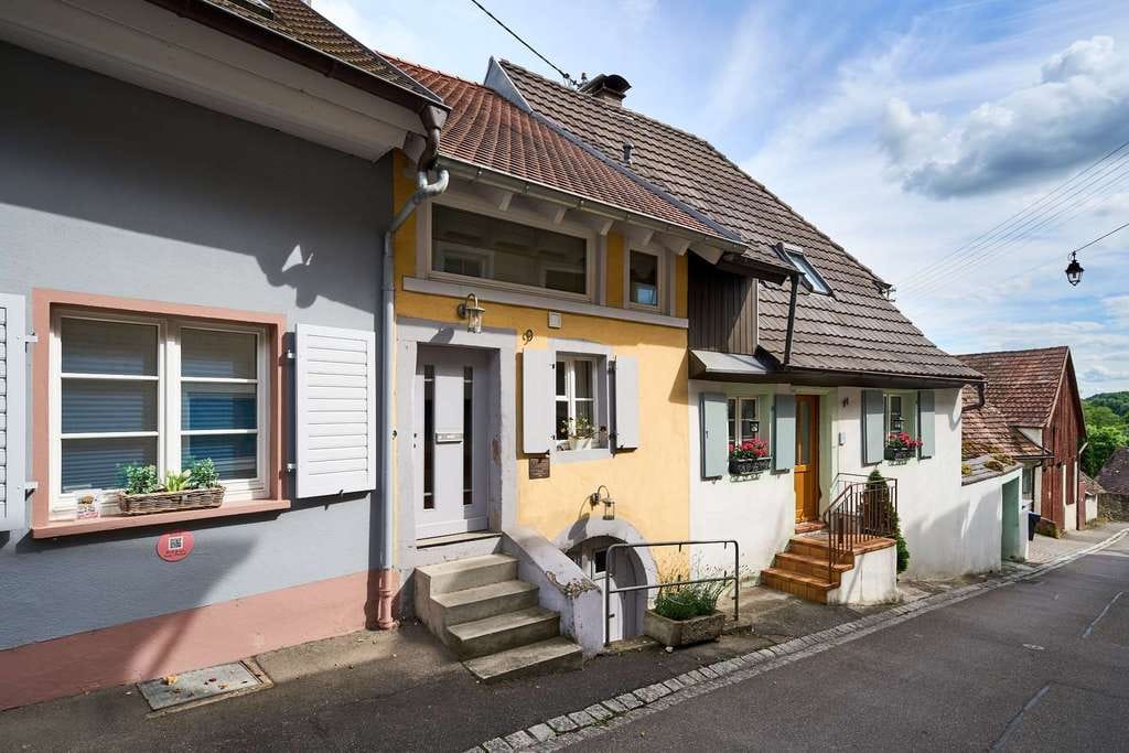 Immobilie in Vogtsburg im Kaiserstuhl - Hochwertig saniertes Stadthaus aus dem 17. Jahrhundert in der Altstadt von Burkheim/Kaiserstuhl - Bild 0