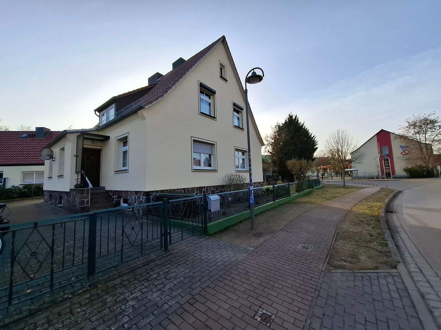 Immobilie in Arendsee (Altmark) - Arendsee! Zentral gelegenes Zweifamilienhaus mit Garagen. - Bild 0