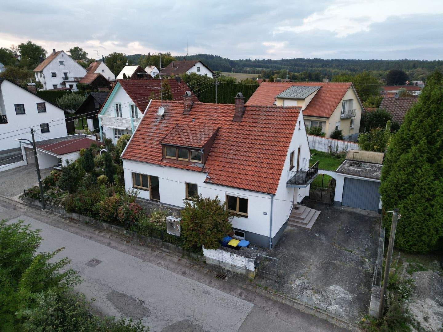 Immobilie in Pöttmes - Charmantes Zweifamilienhaus mit großem Garten und viel Potenzial in Pöttmes - Bild 3