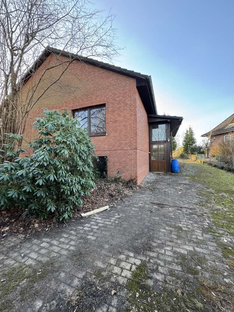 Immobilie in Amelinghausen - sanierungsbedürftiger Bungalow mit Vollkeller auf großem Grundstück - Bild 1
