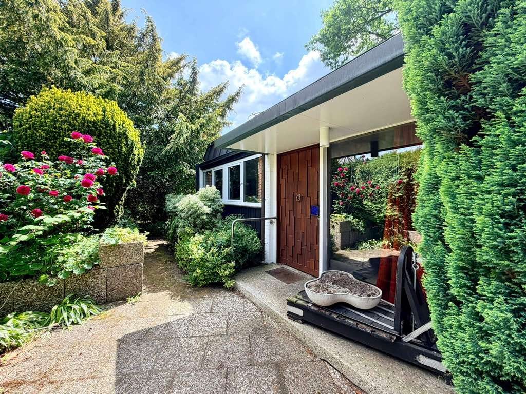 Immobilie in Adendorf - Einfamilienhaus mit großem, parkähnlichem Grundstück, Pool und Garage in Adendorf - Bild 0