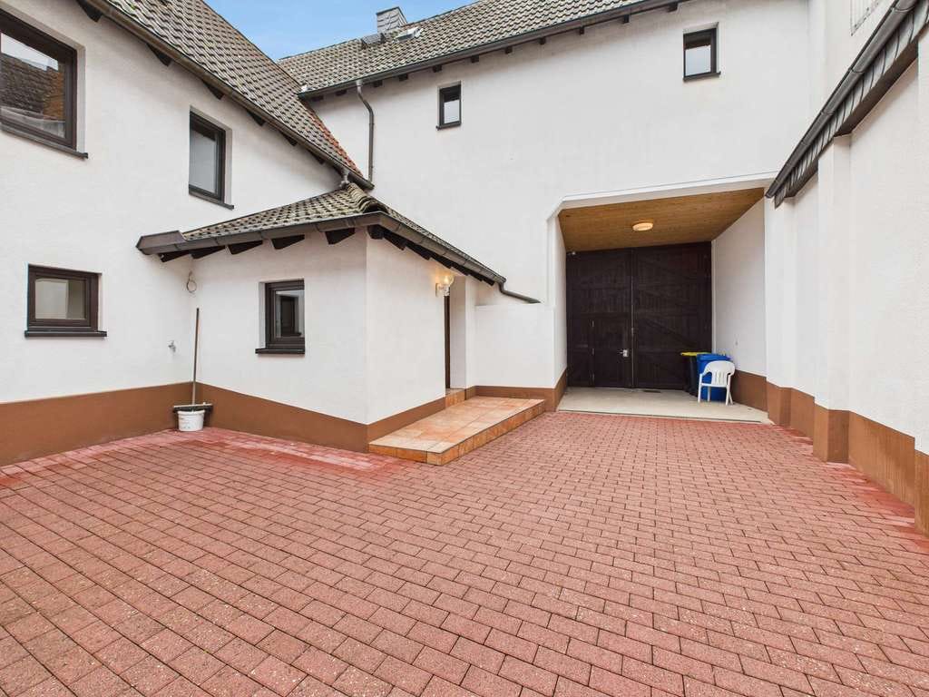 Immobilie in Ober-Mörlen - Viel Raum für Ideen:Wohnhaus mit eigener Gewerbe‑/Hobbyeinheit in geschützter Hoflage in Ober-Mörlen - Bild 2