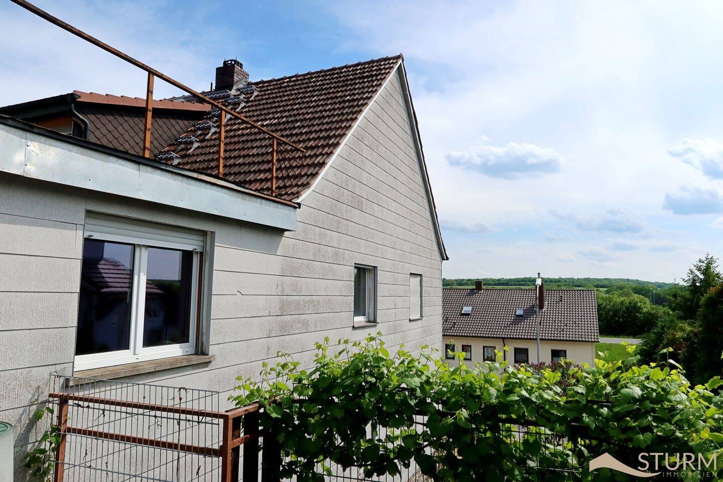 Immobilie in Gädheim - Wohnhaus (DHH) mit Doppelgarage inklusive zusätzlichem Baugrundstück in sonnige Hanglage - Gädheim - Bild 2