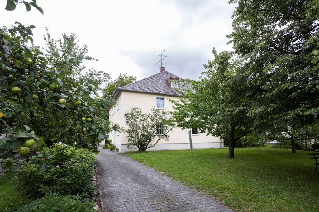 Immobilie in Haar - „IDYLLISCHES MEHRFAMILIENHAUS mit großem GARTEN und alten OBSTBÄUMEN“ - Bild 0