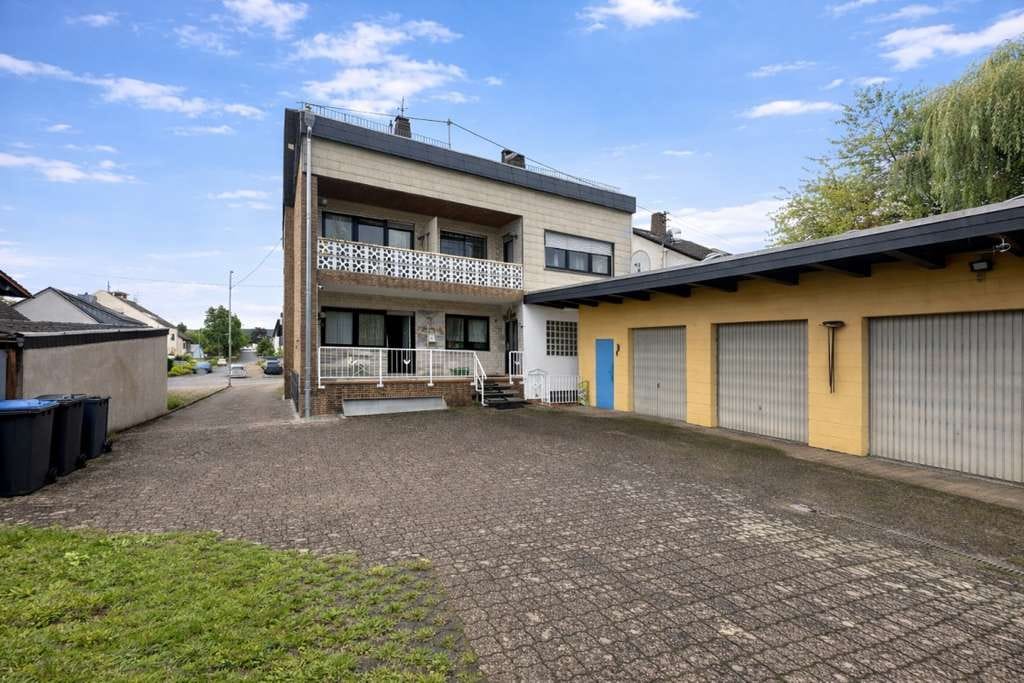 Immobilie in Wadgassen - Attraktives freistehendes Mehrfamilienhaus mit 5 Wohneinheiten und großzügigen Lagerflächen - Bild 1
