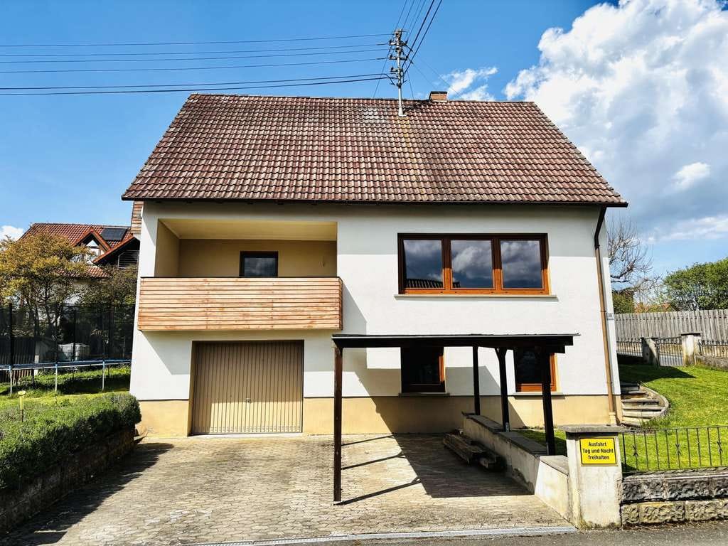 Immobilie in Hofheim in Unterfranken - Raum für eigene Wohnideen! Ruhig und sonnig gelegenes Haus mit zwei Balkone, Garage, Carport,  Wohn - Bild 3