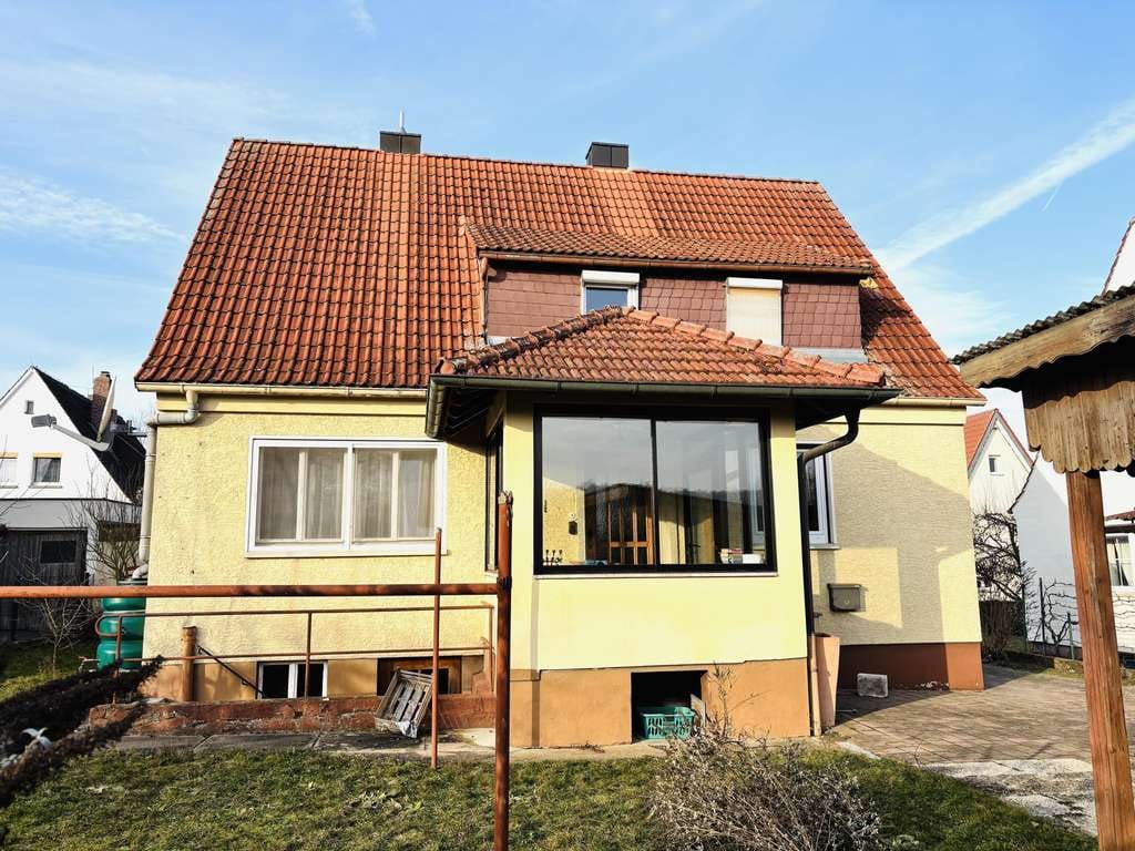 Immobilie in Königsberg in Bayern - Charmantes Einfam.-Wohnhaus mit zwei Garagen, Pergola und Garten in beliebter Lage, Wohnfl. 135m²,  - Bild 2