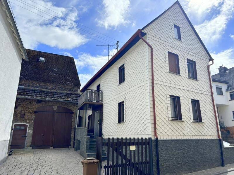 Immobilie in Hadamar - Charmantes Einfamilienhaus mit Scheune, weiteren Nebengebäuden und großzügigem Garten in Niederhadamar - Bild 0