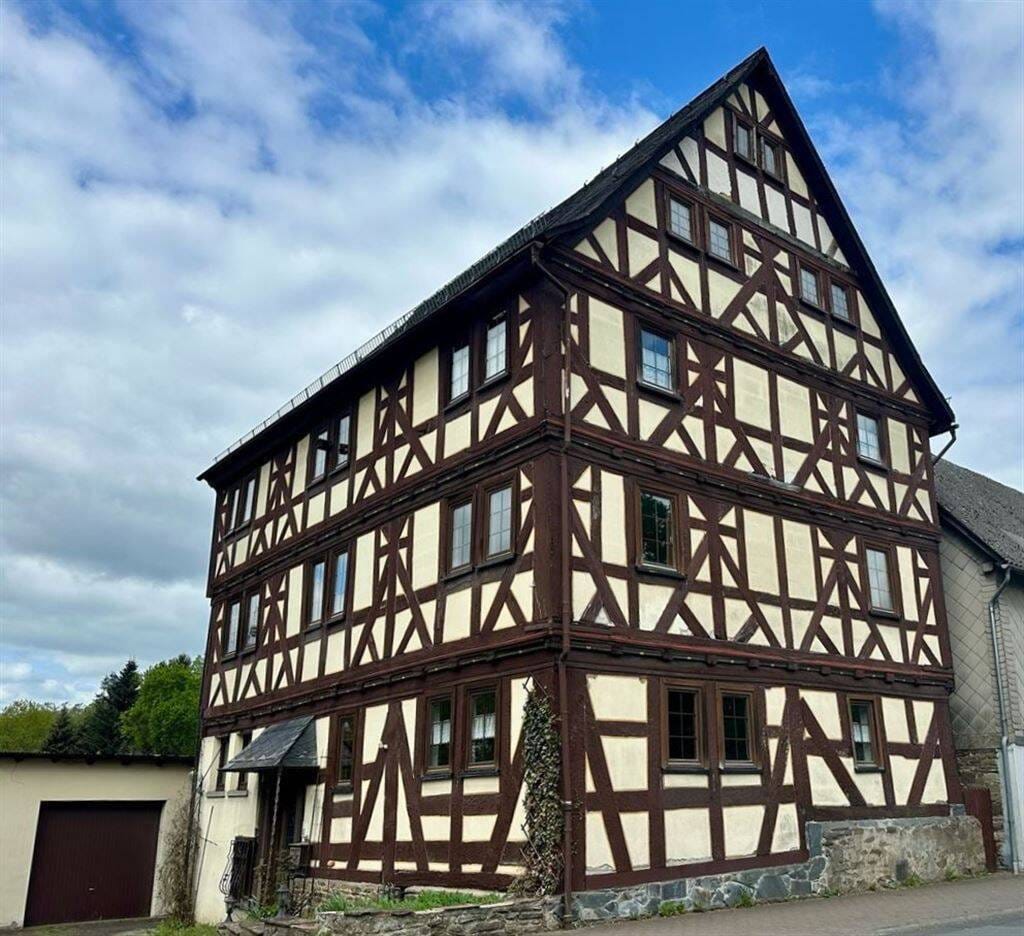 Immobilie in Mittenaar - Denkmalgeschütztes Fachwerkhaus mit Scheune in Mittenaar – großzügiges Anwesen mit Geschichte - Bild 2