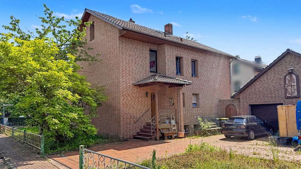 Immobilie in Espelkamp - Zweifamilienhaus mit Potenzial: Wohnen, Vermieten oder beides in ruhiger Lage von Espelkamp - Bild 0