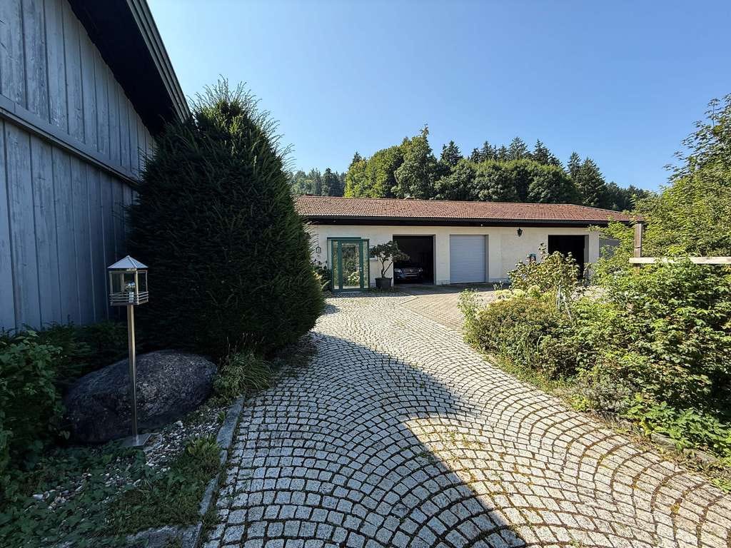 Immobilie in Vachendorf - Liegenschaft mit großem Nebengebäude in Vachendorf – Wohnen & Arbeiten in ländlicher Umgebung - Bild 2