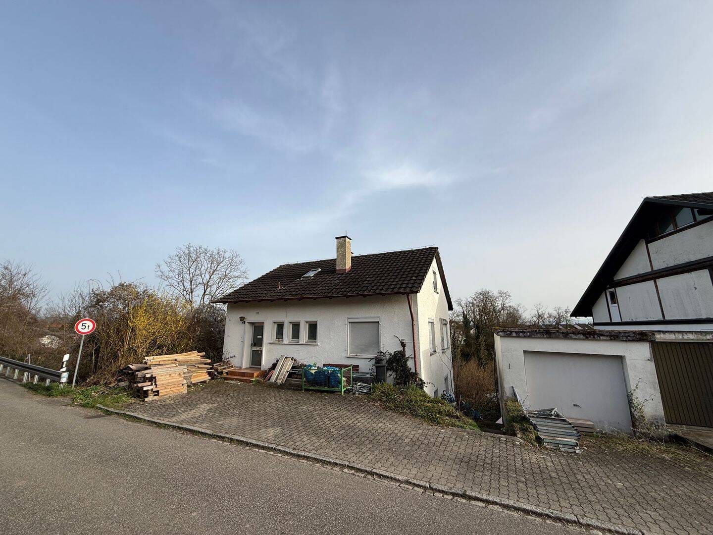 Immobilie in Efringen-Kirchen - Einfamilienhaus / Ausbauhaus mit großem Grundstück - Bild 0