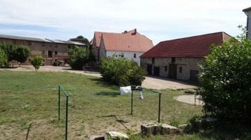 Immobilie in Osternienburger Land - Gebäudekomplex v. ehem. Gutshof m. saniertem MFH auf 7.329 m² Dreifrontengrundstück - Bild 3