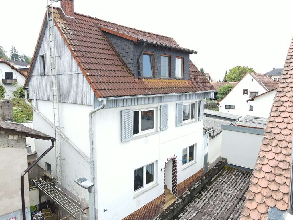 Immobilie in Büdingen - Kernsaniertes Haus mit moderner Heizung, einzugsbereit aktuell Leerstand - Bild 0